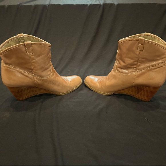 Womens Bandolino Taupe Leather Wedge Booties Size 9.5 - Picture 4 of 10